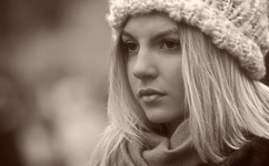 把冰葡萄一颗一颗往里堆